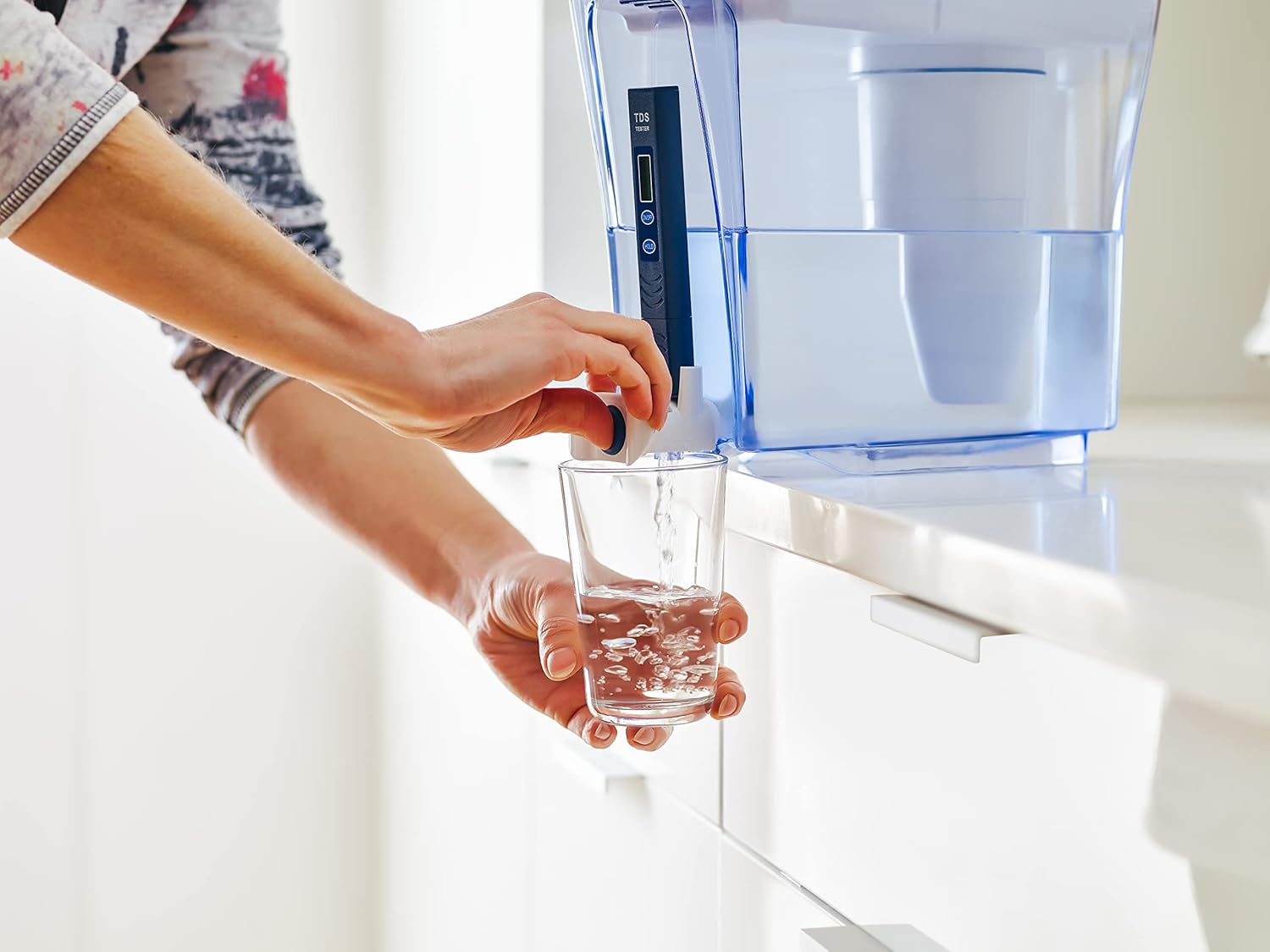 Water filter dispenser